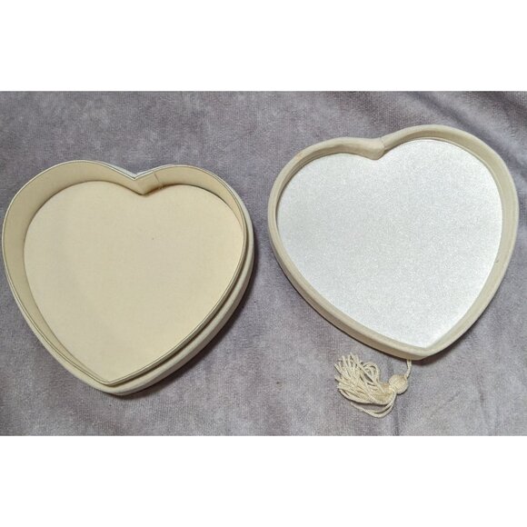 Coquette Regency Velvet Pearl White Heart Trinket Box - Picture 9 of 10